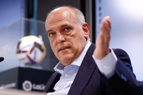 تيباس يدعم قرار يويفا بإقامة مباراة فياريال وبرشلونة في ميامي 